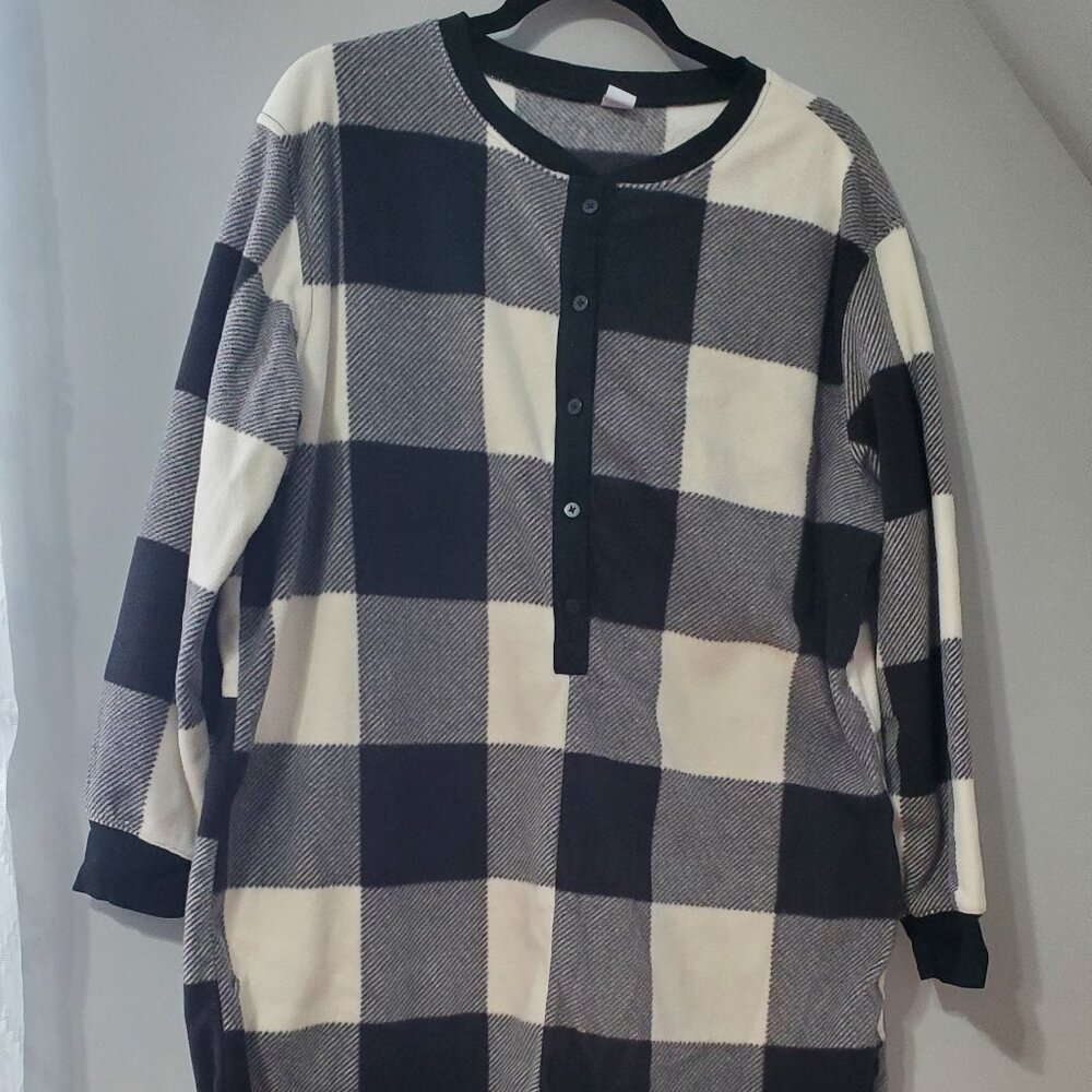 Old Navy Women’s One Piece Romper Shorts Black White Buffalo Plaid PJs Sz XL